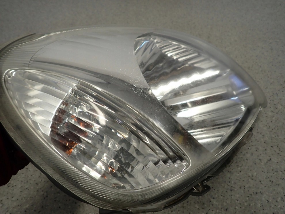 TOYOTA YARIS I FR 03- LAMPA PRZEDNIA PRAWA REFLEKTOR 6/16