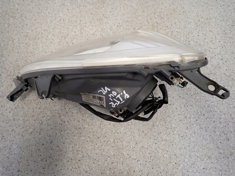 TOYOTA YARIS I FR 03- LAMPA PRZEDNIA PRAWA REFLEKTOR 8/16