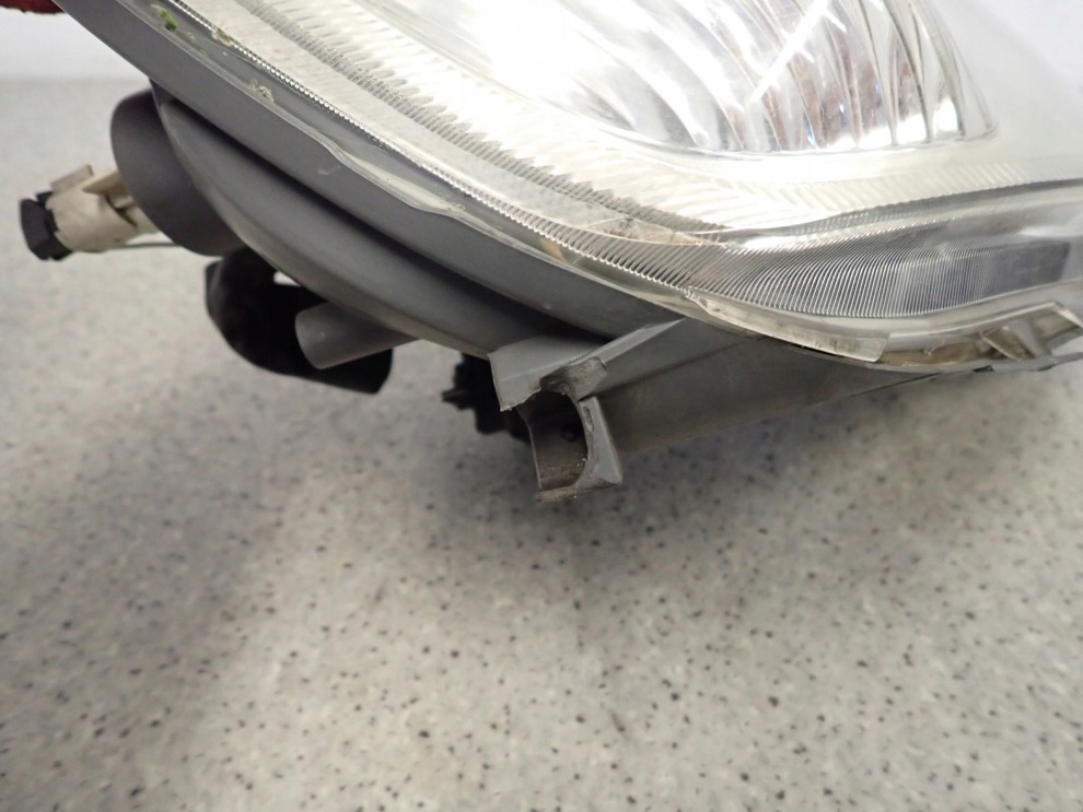 TOYOTA YARIS I FR 03- LAMPA PRZEDNIA PRAWA REFLEKTOR 13/16