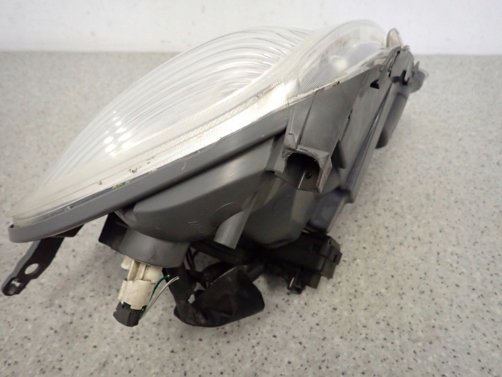 TOYOTA YARIS I FR 03- LAMPA PRZEDNIA PRAWA REFLEKTOR 15/16