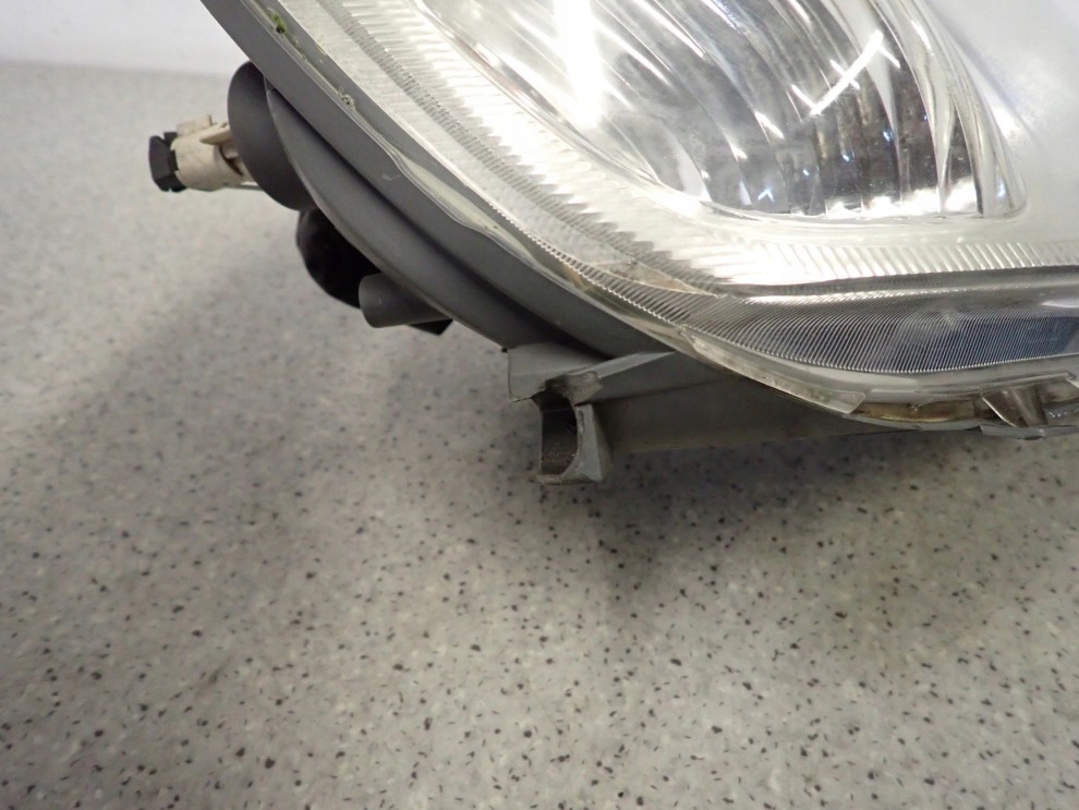 TOYOTA YARIS I FR 03- LAMPA PRZEDNIA PRAWA REFLEKTOR 16/16