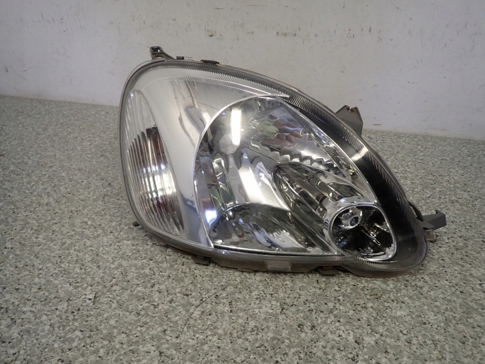 TOYOTA YARIS 03- LAMPA PRZEDNIA PRAWA REFLEKTOR FR 1/4