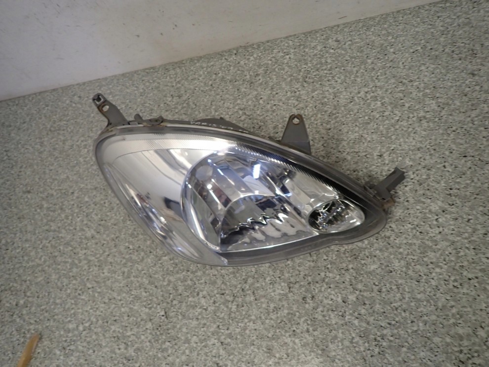 TOYOTA YARIS 03- LAMPA PRZEDNIA PRAWA REFLEKTOR FR 4/4