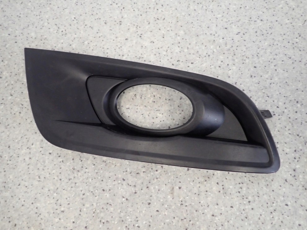 MAZDA3 MAZDA 3 BK HB 06-08 ZAŚLEPKA HALOGENU PRAWA KRATKA RAMKA 2/6