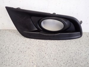 MAZDA3 MAZDA 3 BK HB 06-08 ZAŚLEPKA HALOGENU PRAWA KRATKA RAMKA 3/6 MINIATURA