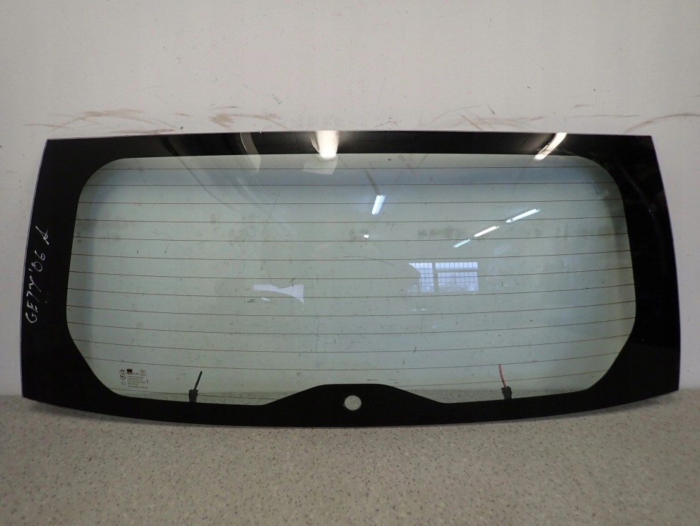 HYUNDAI GETZ 02-10 SZYBA TYLNA W KLAPE BAGAŻNIKA 1/3