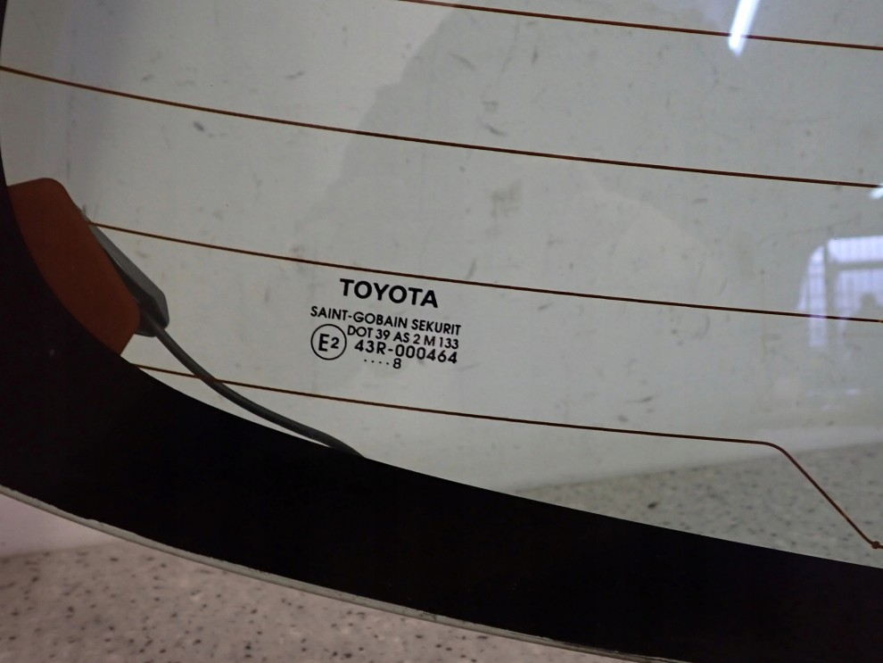 TOYOTA YARIS II 06- SZYBA TYLNA W KLAPE BAGAŻNIKA 3/6