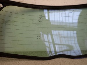 TOYOTA YARIS II 06- SZYBA TYLNA W KLAPE BAGAŻNIKA 6/6 MINIATURA