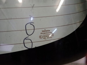 TOYOTA COROLLA E12 HB 02-07 SZYBA TYLNA W KLAPE BAGAŻNIKA 4/6 MINIATURA