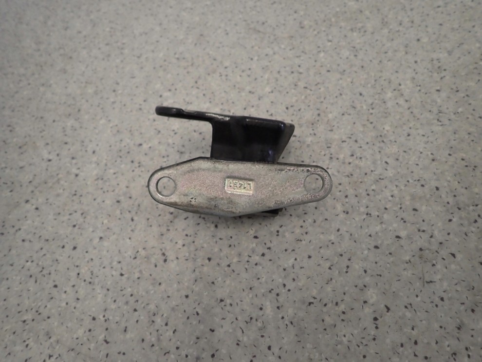 MITSUBISHI COLT 04- ZAWIAS DRZWI PRZEDNI LEWY DOLNY OGRANICZNIK 6/8