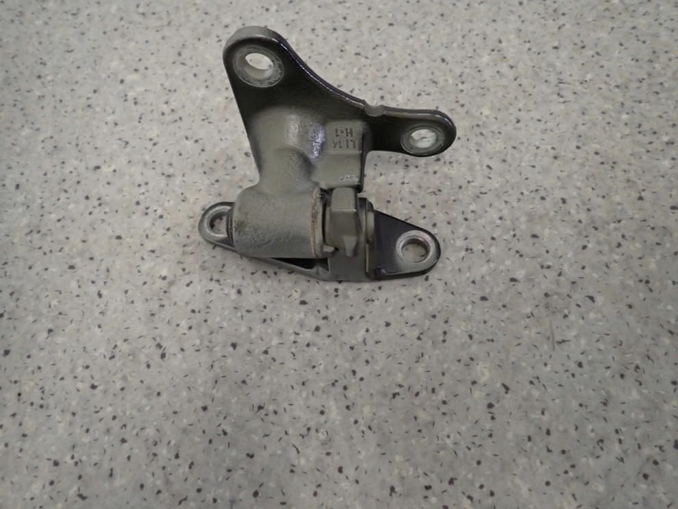 MITSUBISHI COLT 04- ZAWIAS DRZWI PRZEDNI LEWY DOLNY OGRANICZNIK 7/8