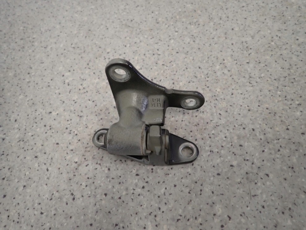 MITSUBISHI COLT 04- ZAWIAS DRZWI PRZEDNI LEWY DOLNY OGRANICZNIK 8/8