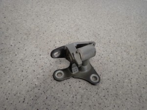 MITSUBISHI COLT 04- ZAWIAS DRZWI PRZEDNI LEWY DOLNY OGRANICZNIK 2/8 MINIATURA