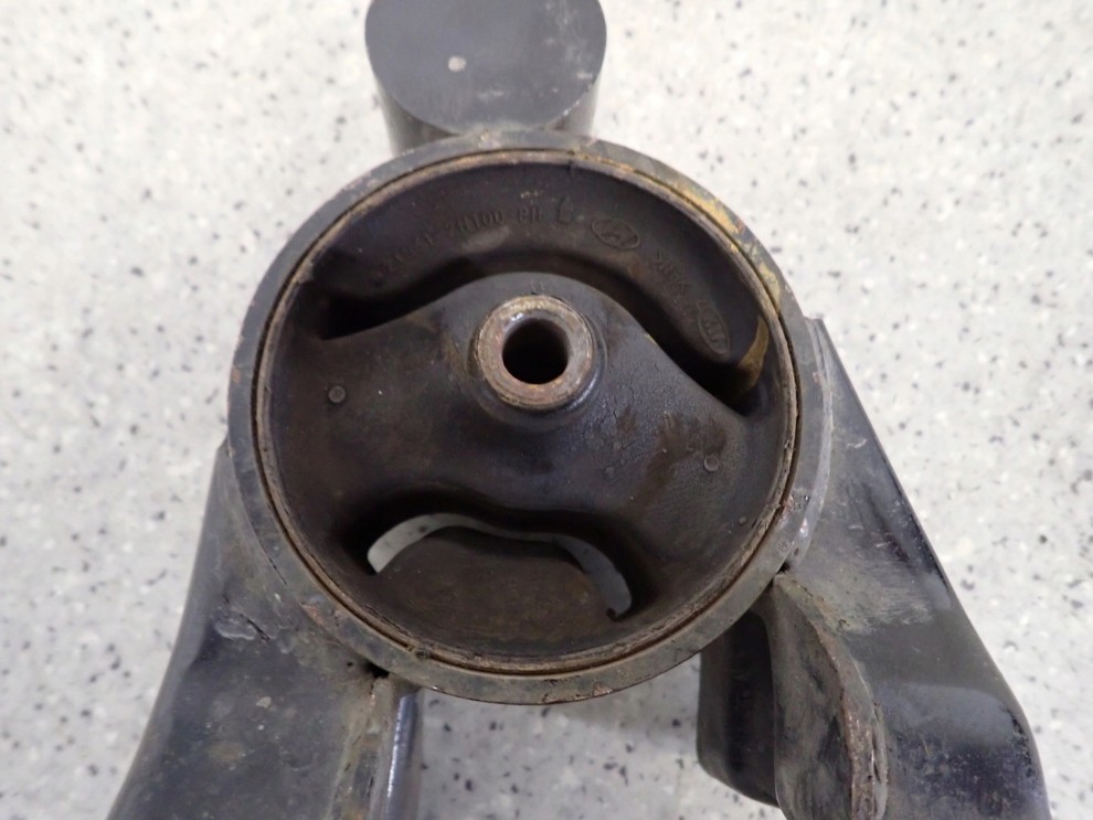 HYUNDAI i30 1.6 CRDI 07-11 PODUSZKA SILNIKA TYLNA 2/4