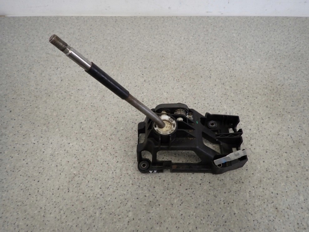 TOYOTA YARIS I 99-05 LEWAREK DŹWIGNIA ZMIANY BIEGÓW 3/5