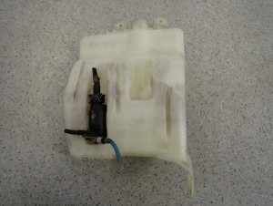 NISSAN MICRA K12 03-10 ZBIORNICZEK PŁYNU DO SPRYSKIWACZY 3.5L 1/4 MINIATURA