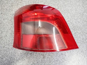 TOYOTA YARIS II 06-09 LAMPA TYLNA LEWA TYŁ EUROPA USZKODZONA