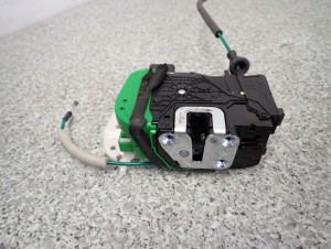 HYUNDAI i40 KOMBI 11-15 ZAMEK DRZWI PRZEDNI LEWY 5/8 MINIATURA
