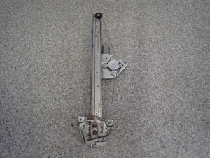 SUZUKI GRAND VITARA 3d II 06- PODNOŚNIK SZYBY DRZWI PRAWYCH 2/3 MINIATURA