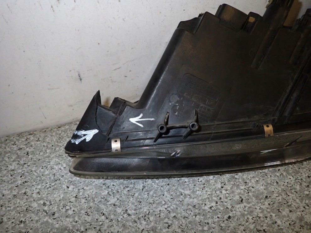 MAZDA 6 5d 02-05 LAMPA PRZEDNIA PRAWA REFLEKTOR 6/9