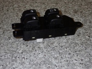 HYUNDAI SANTA FE 01- PANEL STROWANIA SZYBAMI PRZEDNI LEWY PRZEŁĄCZNIK 3/8 MINIATURA