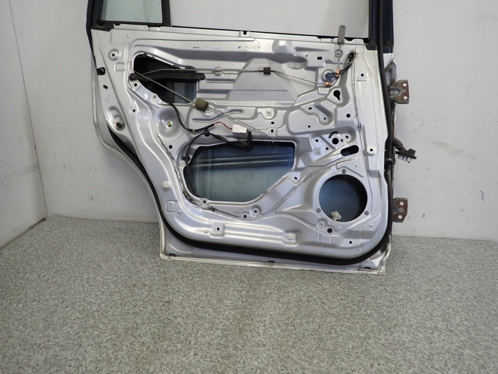 MAZDA PREMACY 99- DRZWI TYLNE LEWE 9/11