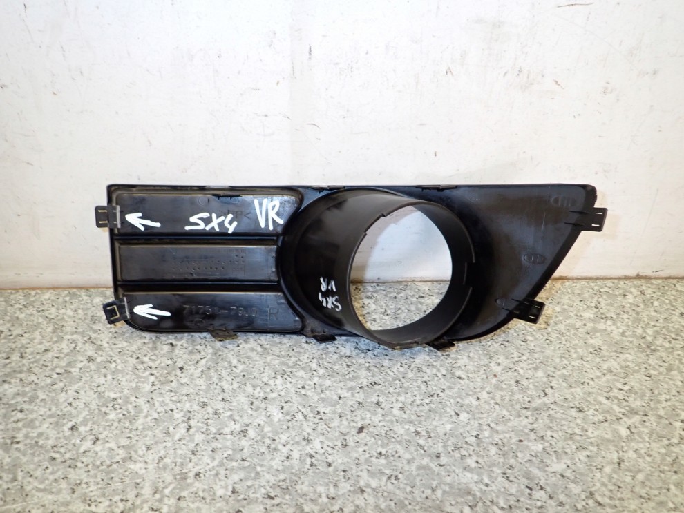SUZUKI SX4 06-09 KRATKA HALOGENU PRZEDNIA PRAWA 3/5