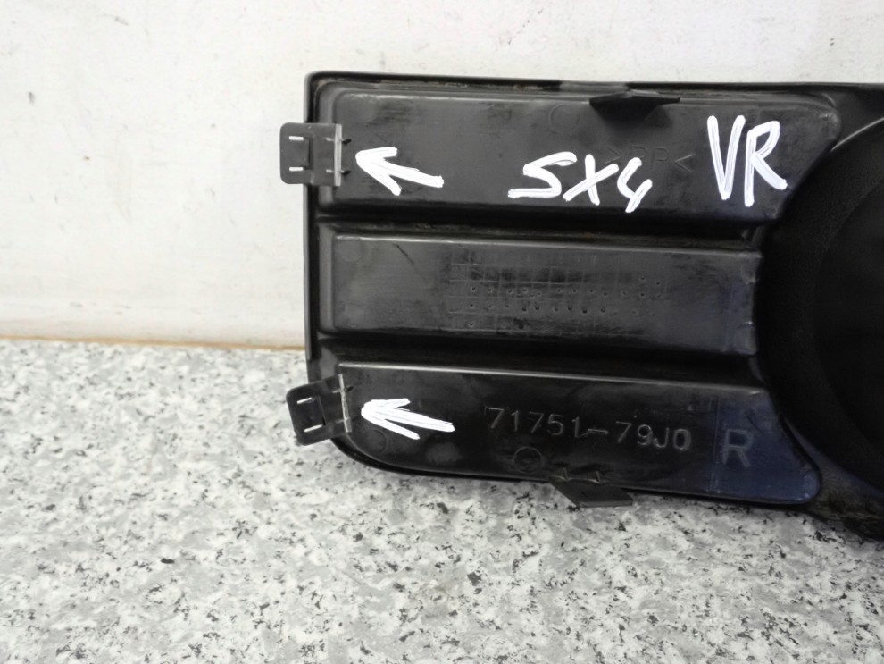 SUZUKI SX4 06-09 KRATKA HALOGENU PRZEDNIA PRAWA 4/5