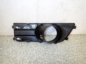 SUZUKI SX4 06-09 KRATKA HALOGENU PRZEDNIA PRAWA 3/5 MINIATURA