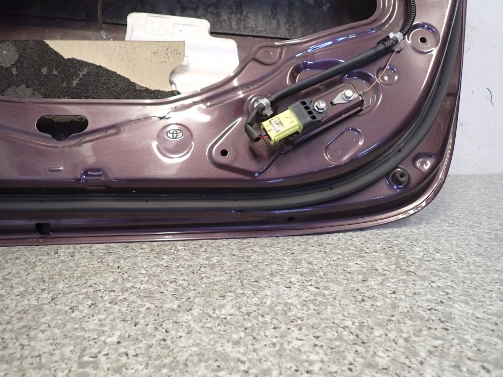 TOYOTA IQ 3D 08- DRZWI PRAWE 9AH 12/12