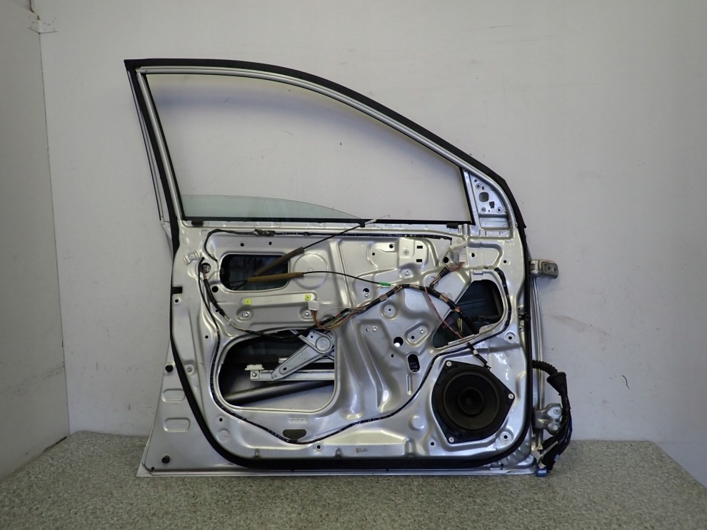 TOYOTA COROLLA E12 02-07 DRZWI PRZEDNIE LEWE SB 1C0 10/14