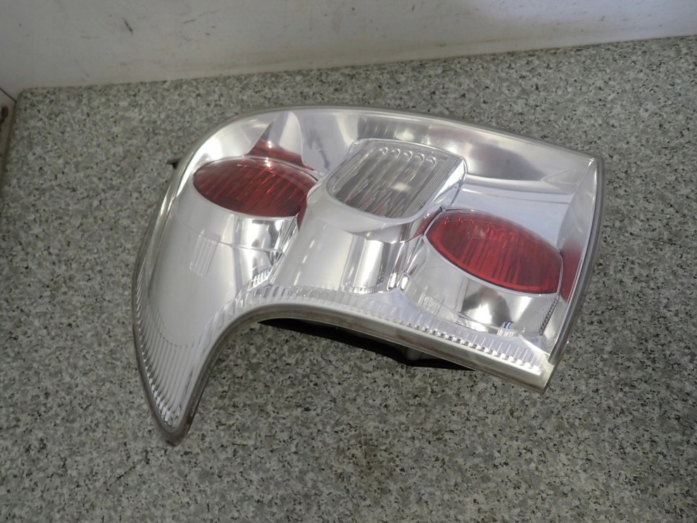 TOYOTA COROLLA VERSO 07- LAMPA TYLNA LEWA LIFT 5/7