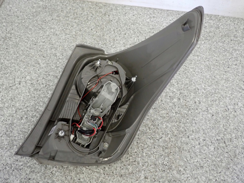TOYOTA VERSO 09-13 LAMPA TYLNA LEWA 9/11