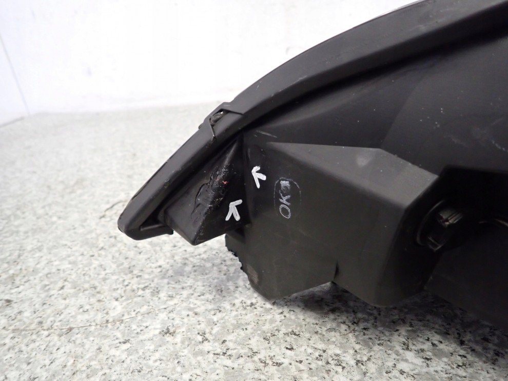 MAZDA2 MAZDA 2 05-07 LAMPA PRZEDNIA PRAWA REFLEKTOR 8/11