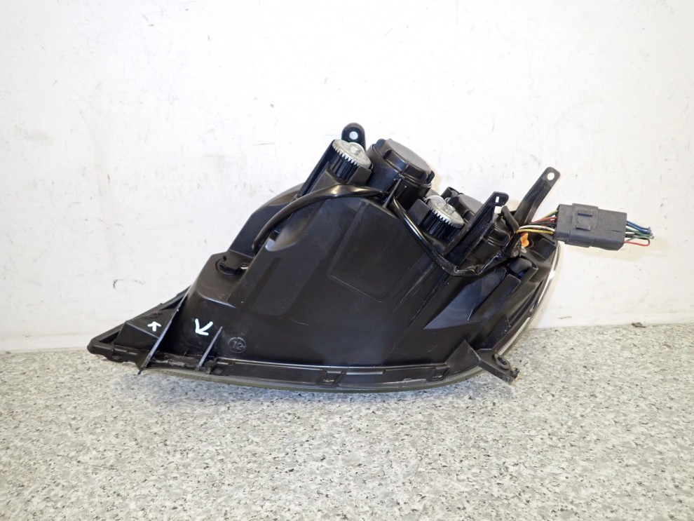 MAZDA2 MAZDA 2 05-07 LAMPA PRZEDNIA PRAWA REFLEKTOR 9/11