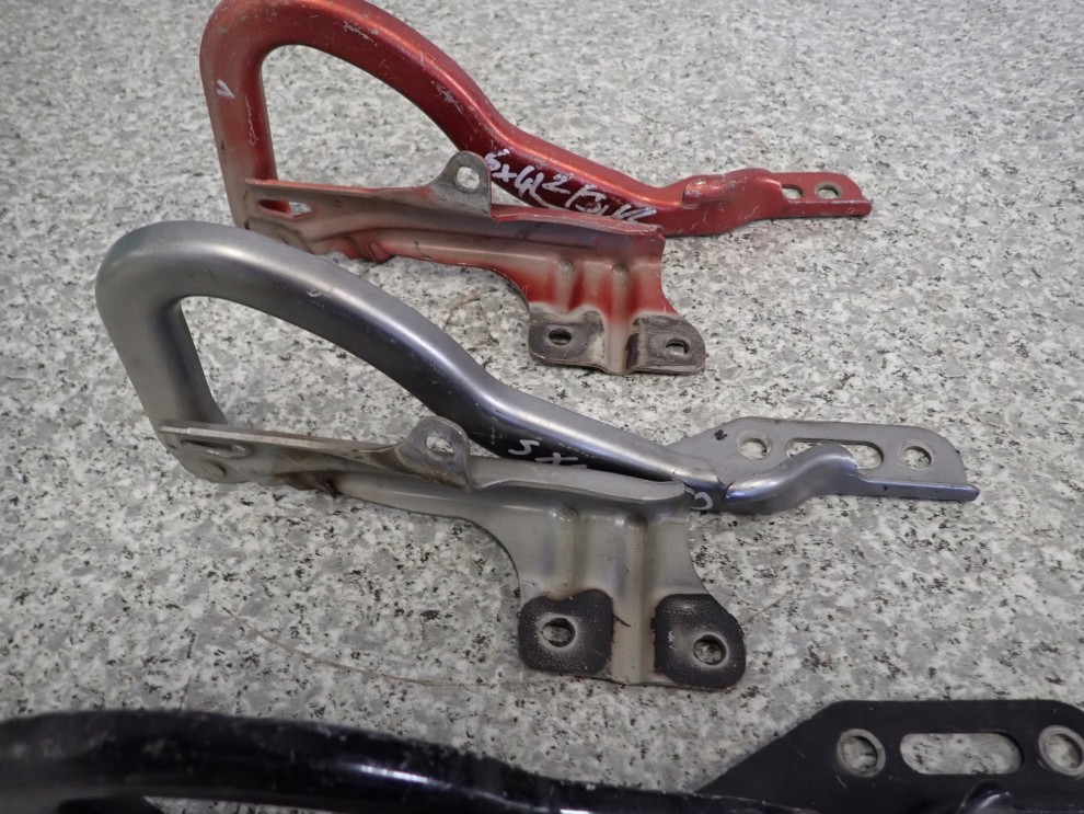 SUZUKI SX4 SEDICI 06-13 ZAWIAS MASKI LEWY 3/4
