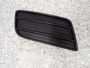 SUZUKI SWIFT 07- ZAŚLEPKA KRATKA HALOGENU PRZEDNIA PRAWA 2/6 MINIATURA