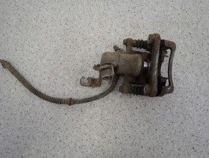 HYUNDAI i10 08-11 ZACISK Z JAŻMEM TYLNY PRAWY