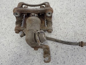 HYUNDAI i10 08-11 ZACISK Z JAŻMEM TYLNY PRAWY 5/5 MINIATURA