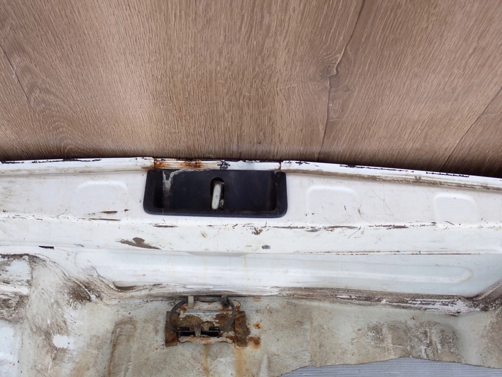 TOYOTA YARIS I 99-05 PAS TYLNY 8/9