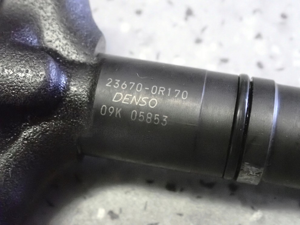 TOYOTA COROLLA VERSO 2.2 D4D 04-09 WTRYSKIWACZ 2/3