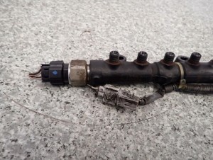 TOYOTA AVENSIS T25 COROLLA E12 COROLLA VERSO 2.0 D4D LISTWA WTRYSKOWA 4/5 MINIATURA