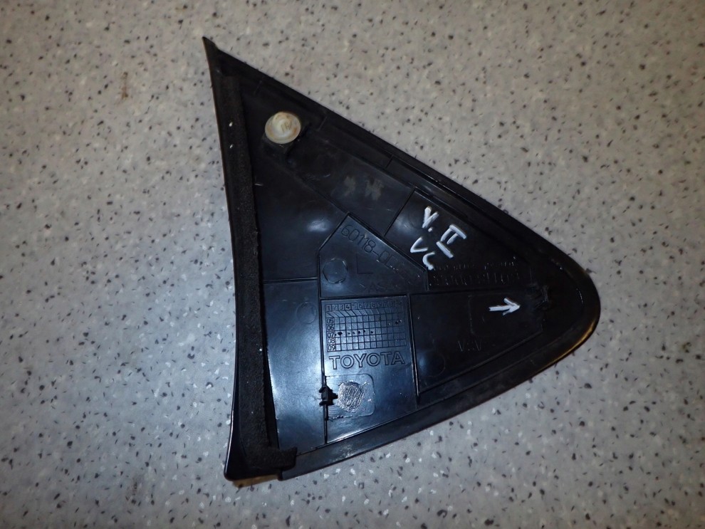 TOYOTA YARIS II 06- TRÓJKĄT PRZEDNI LEWY BŁOTNIKA ZAŚLEPKA 3/5