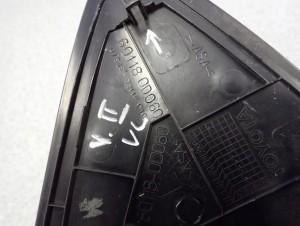 TOYOTA YARIS II 06- TRÓJKĄT PRZEDNI LEWY BŁOTNIKA ZAŚLEPKA 5/5 MINIATURA