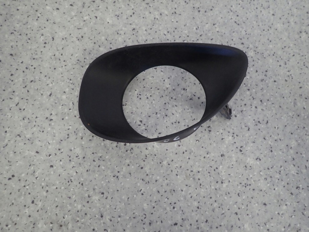 TOYOTA YARIS II 06- KRATKA HALOGENU LEWA 2/8