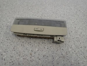 NISSAN PRIMERA P12 03- LAMPKA OŚWIETLENIA KABINY TYŁ 2/4 MINIATURA