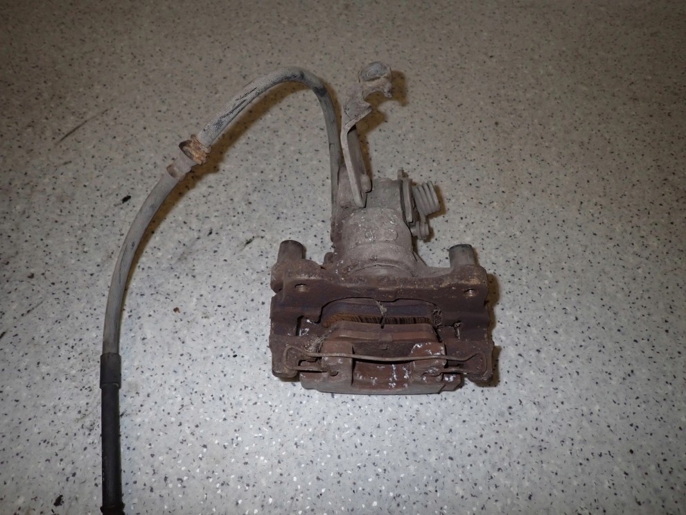 PRIMERA P12 02-07 ZACISK HAMULCOWY TYLNY LEWY 5/6