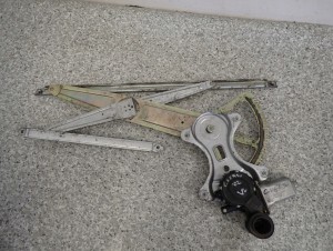 TOYOTA COROLLA VERSO 01- PODNOŚNIK SZYBY LEWY 2/6 MINIATURA