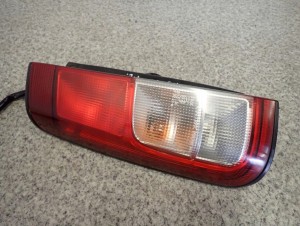 SUZUKI IGNIS 00-03 LAMPA TYLNA LEWA 2/4 MINIATURA