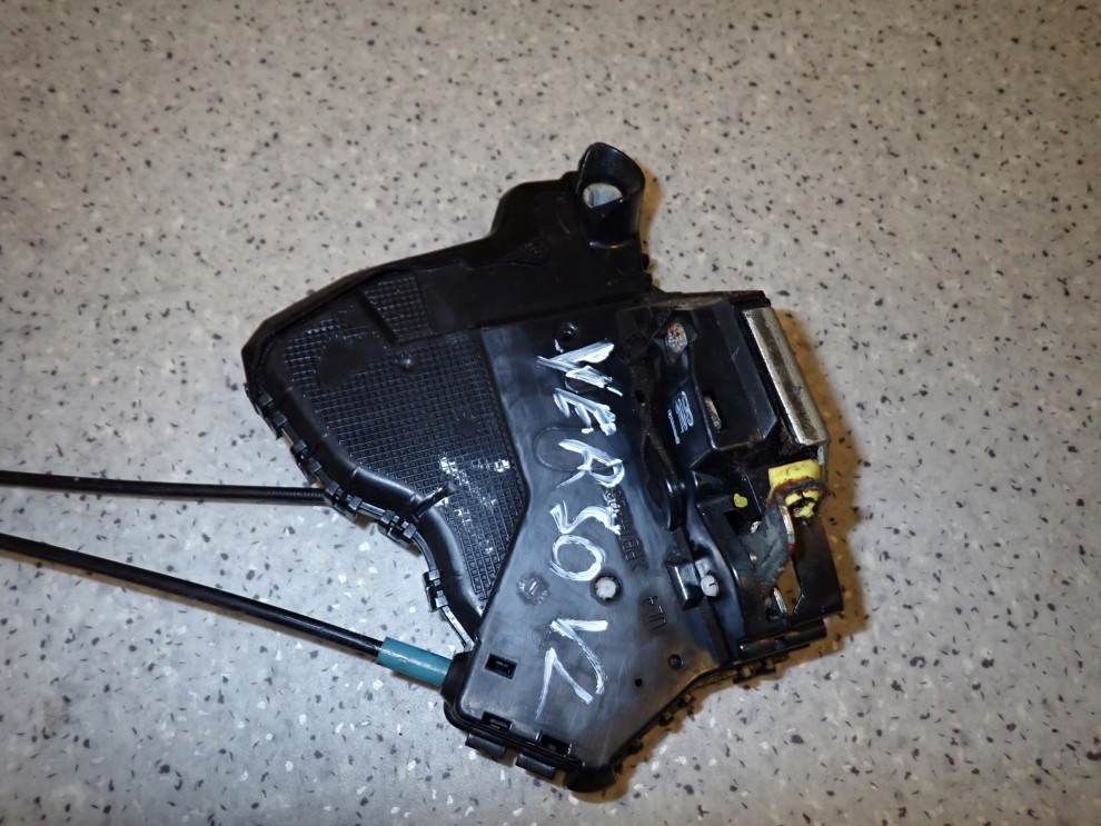 TOYOTA VERSO 09-13 ZAMEK DRZWI PRZEDNI LEWY 2/5